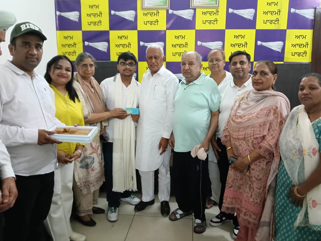 ਕੈਬਨਿਟ ਮੰਤਰੀ ਬਰਿੰਦਰ ਗੋਇਲ ਵੱਲੋਂ ਨੀਟ2026 ਦੇ ਜ਼ਿਲ੍ਹਾ ਟੌਪਰ ਅਰਨਵ ਜਿੰਦਲ ਦਾ ਵਿਸ਼ੇਸ਼ ਸਨਮਾਨ